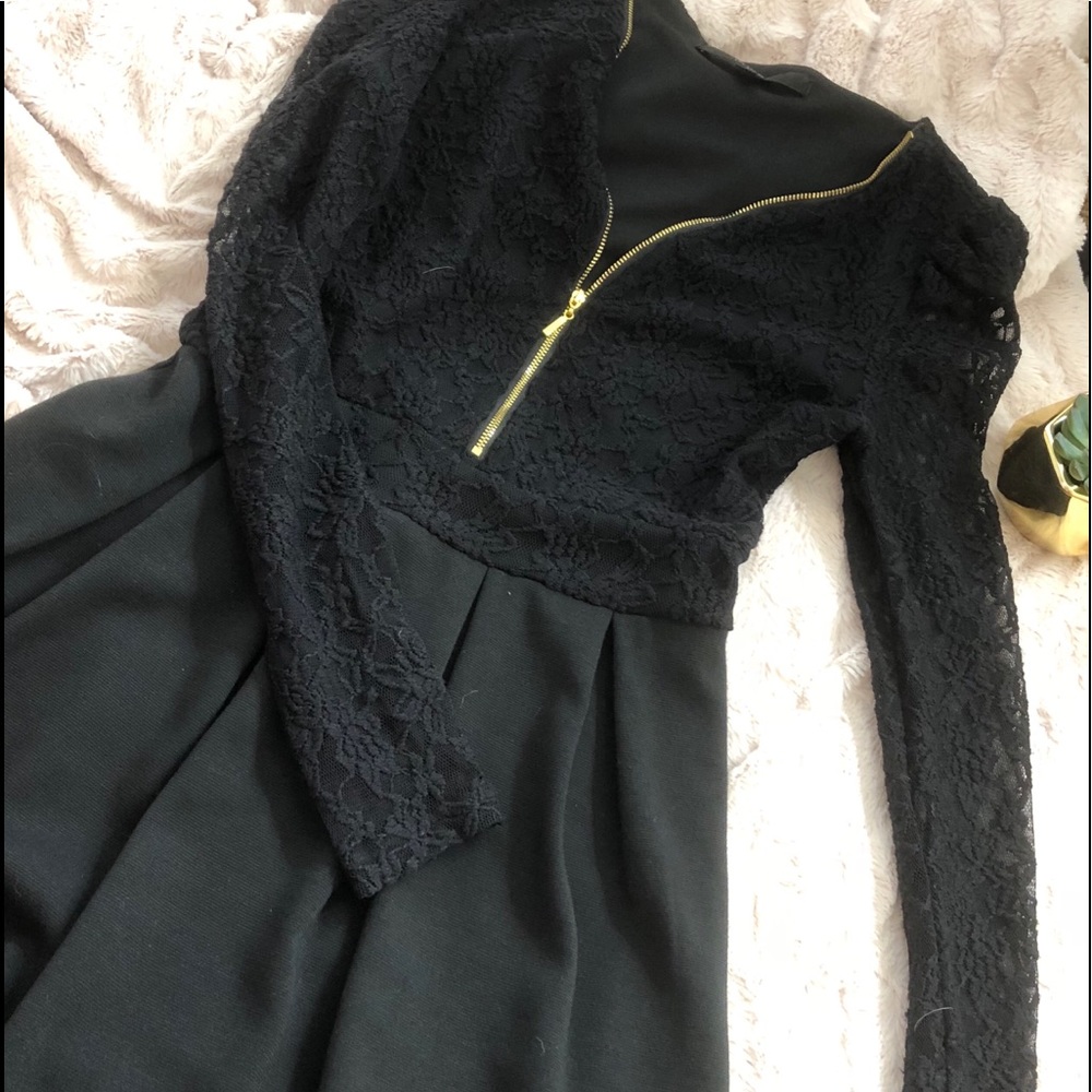 Beautiful Guess dress with zipper detailing!